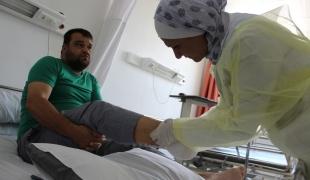 Erfan originaire du sud ouest de la Syrie a dû être amputé du pied à la suite d'une blessure mal soignée dans les premiers temps.