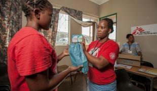 Une jeune patiente de 26 ans reçoit ses traitements ARV pour 2 mois des mains d'une conseillère MSF à Eshowe, en Afrique du Sud.