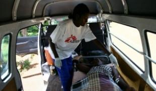 Zimbabwe février 2009. En raison du coût élevé des transports payable en devises étrangères uniquement l'accès des populations aux centres de santé est extrêmement difficile.