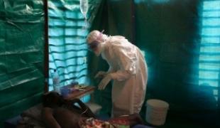 République démocratique du Congo. L'équipe médicale apporte des soins à un patient atteint de la fièvre hémorragique Ebola
