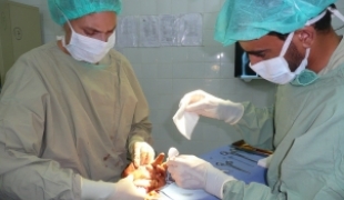Hôpital de Al Talh août 2009. L'équipe chirurgicale MSF opère un blessé de guerre.