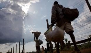 Sud Soudan  Un groupe arrive dans le camp de Nyori. Ils viennent de fuir une attaque de la LRA.