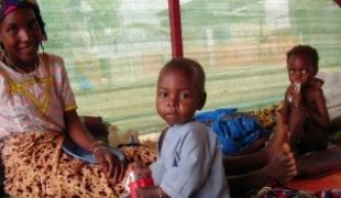 Niger avril 2007. Le centre nutritionnel de Maradi permet l'hospitalisation des enfants qui sont sévèrement malnutris et souffrent de complications médicales