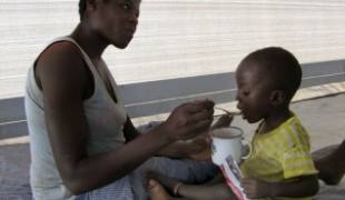 Un enfant mangeant de la pâte nutritive riche en nutriments essentiels.