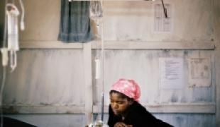 Sierra Leone mai 2008. Un patient atteint de paludisme et sa mère à l'hôpital MSF de Gondama à Bo.