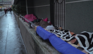 Des migrants dormant dans la rue près de la Halle Pajol à Paris. Armelle Loiseau/MSF 2017