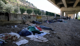 Des Soudanais Somaliens Ethiopiens vivent dans des conditions intolérables sous le pont de Vintimille en attendant de pousser rejoindre la France.