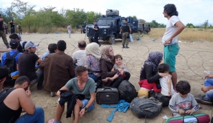 Des réfugiés empêchés de traverser la frontière entre la Grèce et la Macédoine par l'armée macédonienne. Eloisa D'Orsi