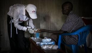 MSF soutient 13 centres de santé dans le district pour améliorer les soins de santé pour les communautés de pêcheurs vivant dans la région des lacs George et Edward. MSF fournit du personnel supplémentaire des médicaments et ainsi que des formatio