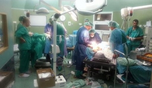Hôpital Shifa à Gaza  Bloc opératoire où deux équipes chirurgicales interviennent en parallèle pendant les afflux de blessés