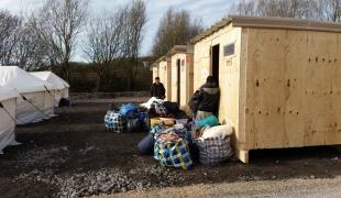 Des réfugiés s'installent dans le nouveau camp de la Linière en mars 2016. Nicolas Beaudouin/MSF