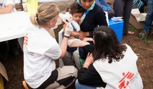 Une campagne de vaccination menée par MSF dnas le camp d'Idomeni dans le nord de la Grèce en mai dernier. Rocco Rorandelli/TerraProject