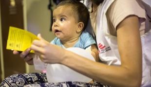 Un enfant venant d'être vacciné par MSF. Grèce juin 2016 MSF