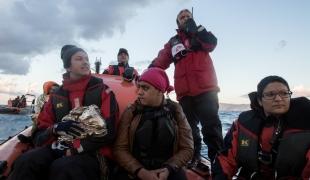 Les équipes de MSF et de Greenpeace approchent du Port de Molyos après avoir secouru trois personnes au large des côtes de l'île de Lesbos en Grèce.