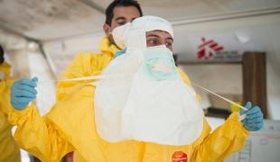 Centre de prise en charge de l'Ebola à Guéckédou en Guinée avril 2014. Sylvain Cherkaoui/Cosmos