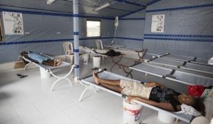 Port au Prince août 2012. MSF a dédié un espace de soins aux femmes enceintes atteintes par le choléra qui peuvent être victimes de complications dûes à cette maladie.