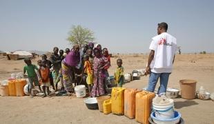 Distribution d'eau par les équipes MSF dans le camp de Minawao / Gawar, au Cameroun. Mai 2015 