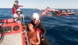 99 rescapés sauvés en Méditerranée alors que de nombreuses personnes auraient péri noyées. Laurin Schmid/SOS MEDITERRANEE