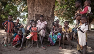 Plusieurs familles déplacées restent à l'intérieur et autour d'un bâtiment abandonné près d'un centre de santé à Paoua, soutenu par MSF.