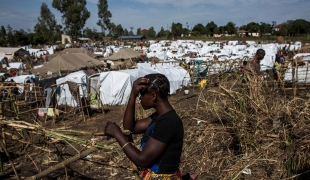 Une femme congolaise dans un camp de déplacés soutenu par MSF à Bunia, en RDC.