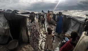 Pendant la saison des pluies, qui a lieu entre juin et novembre, le camp de Malakal devient extrêmement boueux. Les conditions de vie sont alors d'autant plus difficiles. Soudan du Sud. 2017.
