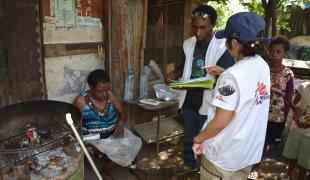 Une équipe de Médecins Sans Frontières rend visite à une femme atteinte de tuberculose à Port Moresby, pour lui fournir ses médicaments hebdomadaires. Papouasie-Nouvelle-Guinée. 2017.