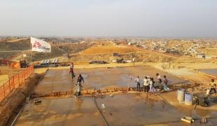 Site de construction de l'hôpital MSF dans le camp de Kutupalong-Balukhali qui accueille quelque 700 000 réfugiés rohingya. Bangladesh. 2018. 