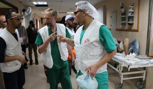 À l'hôpital Al-Aqsa de Gaza, les équipes de Médecins Sans Frontières (chirurgiens, anesthésistes et infirmiers) soutiennent les équipes locales pour répondre à l'afflux massif de blessés par balle. Palestine. 2017.
