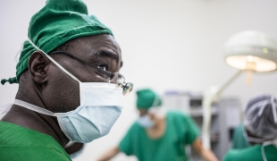 Le chef de service du bloc opératoire de l'hôpital MSF SICA à Bangui analyse la radiographie d'un patient blessé par balle.