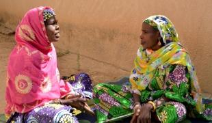 Fajimatou a 33 ans et elle est mère de quatre enfants. Elle est en discussion avec la matrone de son village dans un espace d'écoute mis en place par MSF. Niger. 2018.