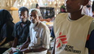 Des patients attendent dans une clinique MSF du camp de Kutupalong-Balukhal. Bangladesh. 2018.