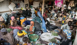 Personnes déplacées dans le camp de transit de Pulka, dans le nord-est du Nigeria. Ces abris devaient être temporaires, mais certaines personnes y habitent depuis des mois. Nigeria. 2018. 