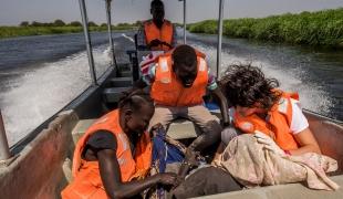 Camille, une sage-femme de l'hôpital MSF de Old Fangak, contrôle le travail de Martha, une patiente de 36 ans, en posant sa main sur son ventre, tandis que le bateau appelé en urgence pour la récupérer fonce à pleine vitesse vers Old Fangak. Perclus de douleur et de contractions, la jeune femme est couchée au fond de l’embarcation, appuyée sur un banc.