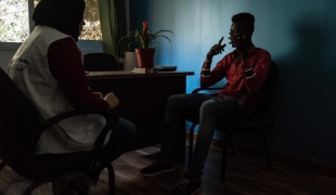 Une psychologue de Médecins Sans Frontières en discussion avec un patient dans la clinique MSF de Maadi. Egypte 2018.