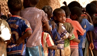 Des enfants attendent d'être vaccinés contre la méningite dans un centre établi dans leur village par MSF et le ministère de la Santé. Plus de 33 500 personnes de 2 à 29 ans ont été vaccinées pendant cette campagne. 