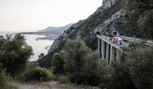 Vue de la France, coté Italien. Des migrants s'aventurent parfois à traverser en empruntant l'autoroute, un chemin risqué. France. 2018.