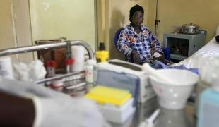 Mama Kamano souffre de problèmes rénaux, d'hypertension et de tuberculose. Elle est prise en charge par MSF à l'hôpital de Donka à Conakry en Guinée. Mars 2018