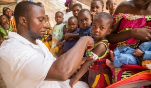 Détection de la malnutrition lors d'une vaccination. République centrafricaine. 2016.