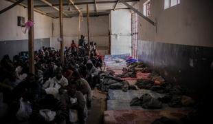 Des hommes détenus dans le centre de détention d'Abu Salim à Tripoli en Libye. Mars 2017.