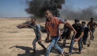 Manifestation du 14 mai contre l'ouverture de l'ambassade américaine à Jérusalem. Un manifestant vient d'être touché à la jambe. Bande de Gaza. 2018.