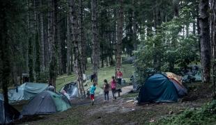 Près de 3 000 personnes sont  installées près de la ville de Bihać, dans le nord-ouest de la Bosnie-Herzégovine, autour et à l’intérieur d’un immeuble abandonné.2018.