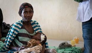 Un enfant de 8 mois dans les bras de sa mère. Il souffre de malnutrition sévère et est pris en charge par les équipes de Médecins Sans Frontières à l'hôpital de Gedeb. Éthiopie. 2018.