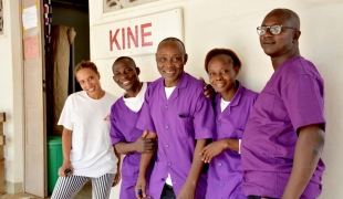 Des membres de l'équipe MSF de kinésithérapie de l'hôpital de SICA à Bangui. 