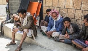 Des Yéménites attendent des membres de leur famille à l'entrée de l'hôpital MSF de Haydan. Yémen. Mars 2018.