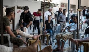 Des patients attendent d'être pris en charge dans un centre de soins post-opératoires MSF. 16 mai 2018. Gaza.