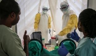 Équipes de Médecins Sans Frontières dans le centre de traitement d'Ebola à Mangina. République démocratique du Congo. 2018.