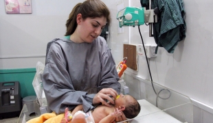 Le Dr. Khadija en consultation dans l'hôpital pour femmes de Peshawar. Pakistan. 2018.