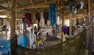 Des enfants dans un abri collectif. 60 à 70 personnes peuvent vivre dans ce type d'abri avant de se voir attribuer un abri personnel pour eux et leur famille. Ils peuvent cependant habiter pendant des mois dans un abri collectif. Bama. Nigeria. 2018.