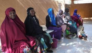 Des patients attendent leur consultation à la clinique du district de Wadata, à Niamey.