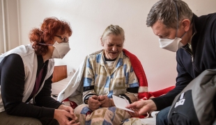 Halyna est atteinte de tuberculose multirésistante. Elle est en discussion avec une infirmière MSF au sujet de son traitement et de sa sortie prochaine de l'hôpital Jytomir. Ukraine. 2018.